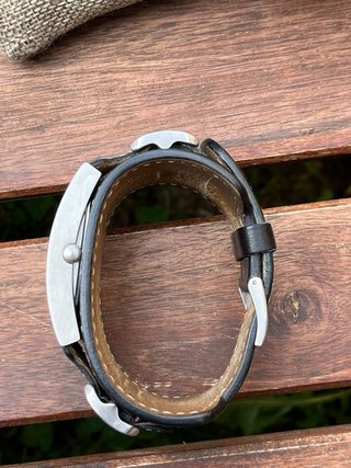 Reloj Guess acero con correas de cuero.
