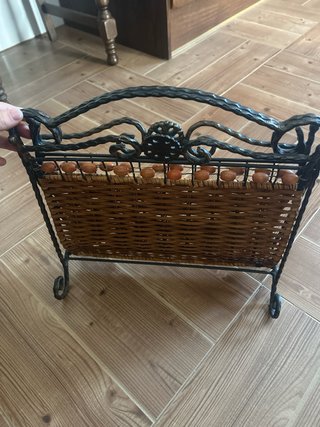 Revistero de metal y mimbre