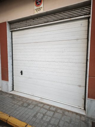 Puerta de garaje laminada blanca