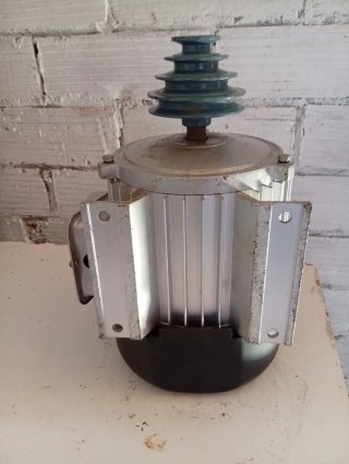 Motor industrial con POLEA 400V/ 0,7KW (NO SE USO)