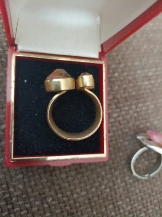 Anillo  con Piedra Marrón y Dorada