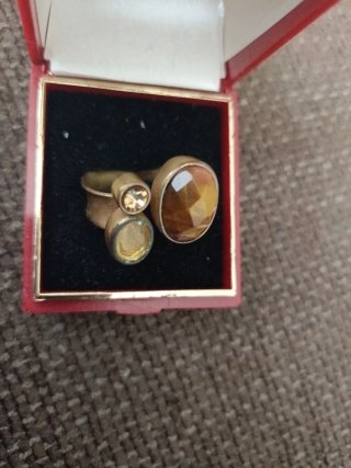 Anillo  con Piedra Marrón y Dorada