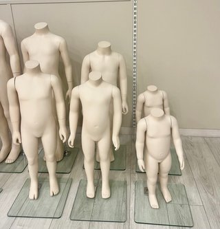Maniquíes de fibra de vidrio con base cristal