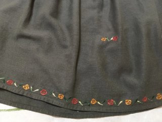 Falda larga verde oliva bordada.cintura ajustable.