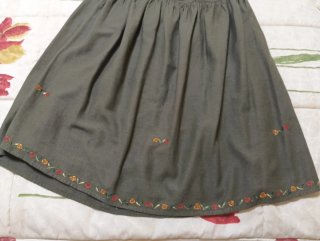 Falda larga verde oliva bordada.cintura ajustable.