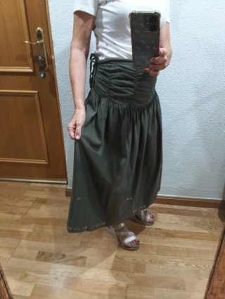 Falda larga verde oliva bordada.cintura ajustable.