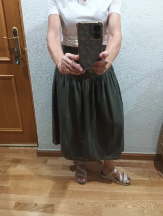 Falda larga verde oliva bordada.cintura ajustable.