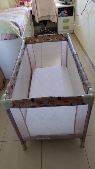 Parque cuna infantil con estampado