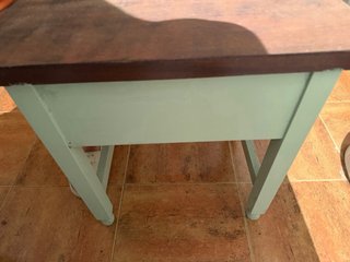 Mesita de madera marrón y verde