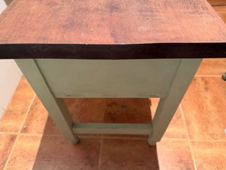 Mesita de madera marrón y verde