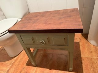 Mesita de madera marrón y verde