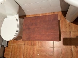 Mesita de madera marrón y verde