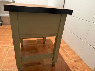 Mesita de madera marrón y verde
