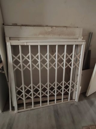 Ventana aluminio con rejas abatibles