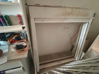 Ventana aluminio con rejas abatibles