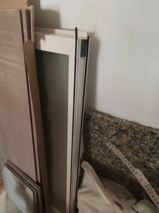 Ventana aluminio con rejas abatibles