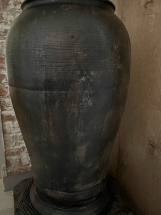 Tinaja antigua con base estilo wabi sabi