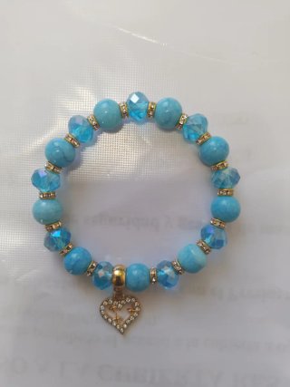 Pulsera con dije de corazón y piedras azules
