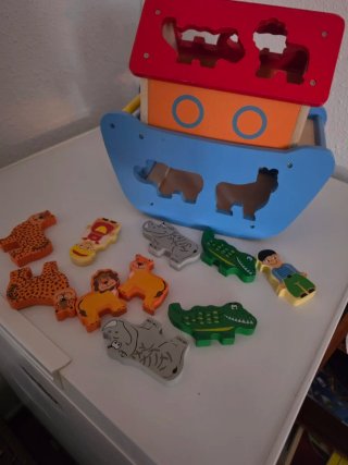 Barco de animales de madera