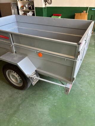 Remolque con caja freno inercia y eje de 900 kg