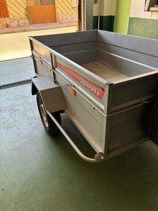 Remolque con caja freno inercia y eje de 900 kg