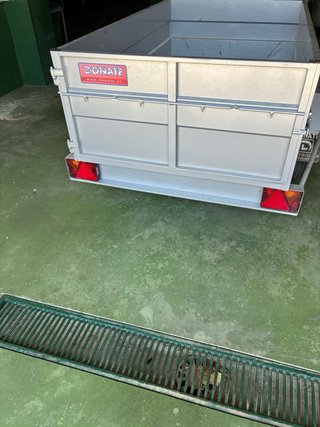 Remolque con caja freno inercia y eje de 900 kg