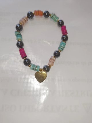 Pulsera multicolor con corazón dorado