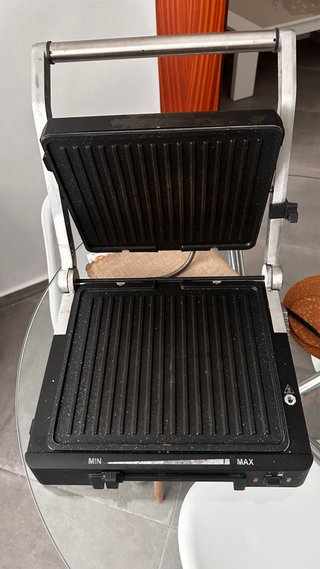 Cafetera Nespresso y Sandwichera