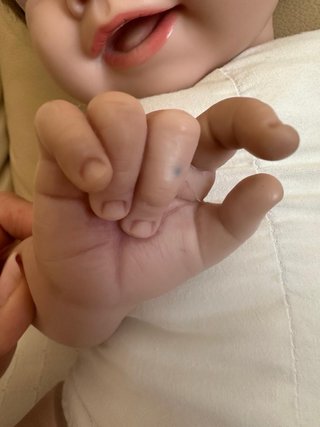 Bebé Reborn realista con peluche