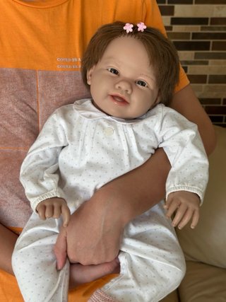 Bebé Reborn realista con peluche