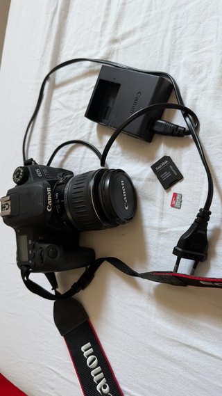 Cámara Canon EOS 77D + Accesorios