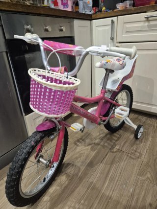 Bicicleta infantil rosa con ruedines