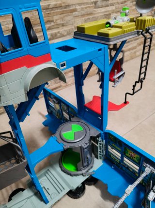 Tartana Ben 10 + 3 Figuras