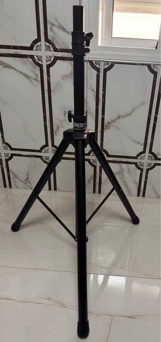 Altavoz con trípode
