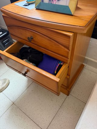 Mesita de noche de madera