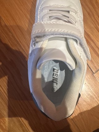 Tenis blancos con ruedas