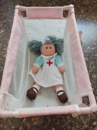 Cuna de muñecos rosa