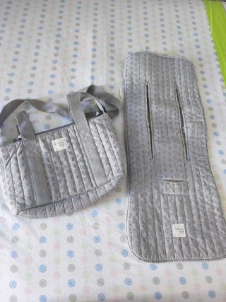 Bolso y colchoneta para carrito de bebé