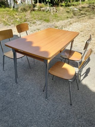 Tavolo in formica marrone