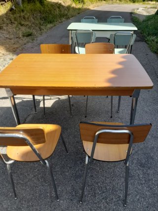 Tavolo in formica marrone