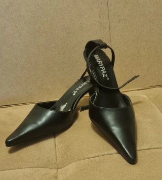 Lote  de Zapatos de tacón MARYPAZ negros y dorados