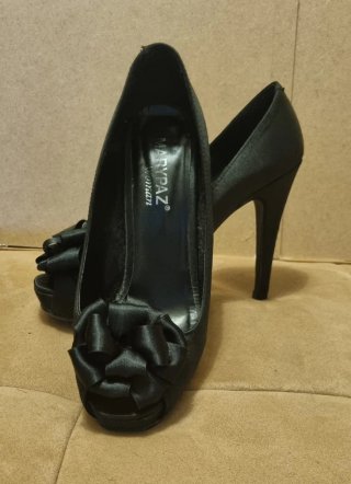 Lote  de Zapatos de tacón MARYPAZ negros y dorados