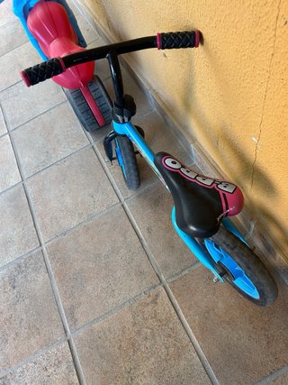 Bicicleta de equilibrio azul para niñ@