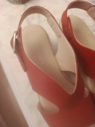 Sandalias rojas y beige