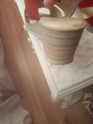 Sandalias rojas y beige