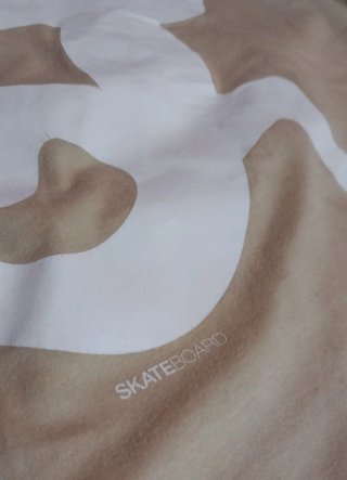 Maglietta beige con stampa bianca