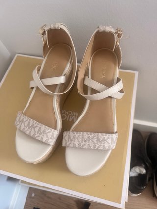 Sandalias Michael Kors la talla es de 36/37