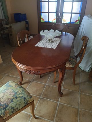Mesa de comedor de madera