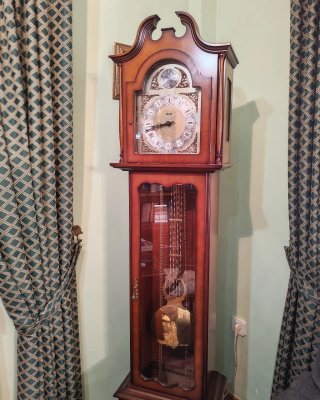 Reloj de pie antiguo de madera