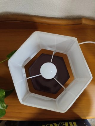 Lámpara de mesa beige y marrón hexagonal